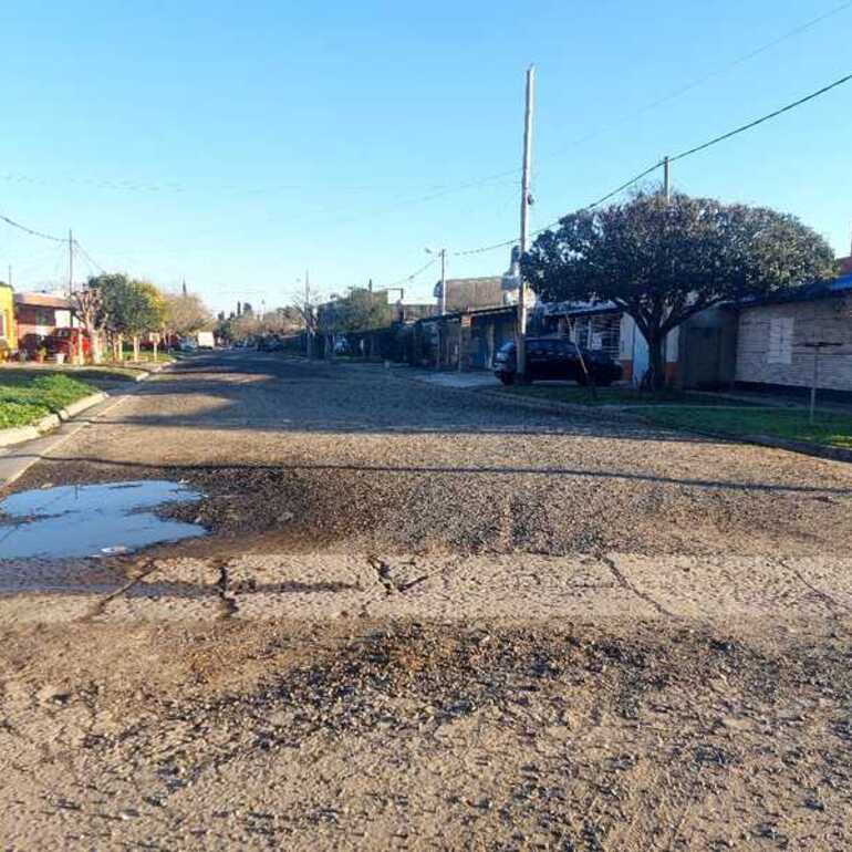 Imagen de Vecinos fueron intimados a pagar deuda por pavimento, pero tienen calle de tierra
