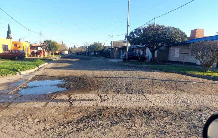 Imagen de Vecinos fueron intimados a pagar deuda por pavimento, pero tienen calle de tierra
