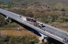 Imagen de Tránsito asistido en el puente Rosario-Victoria: camión con ganado chocó con una chata y una chica fue embestida por un toro