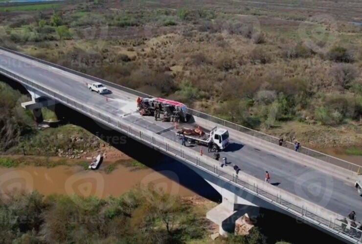 Imagen de Tránsito asistido en el puente Rosario-Victoria: camión con ganado chocó con una chata y una chica fue embestida por un toro