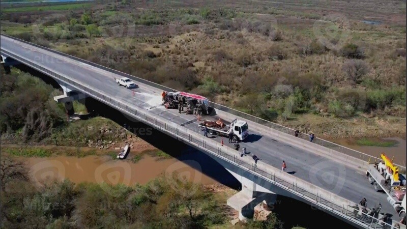 Imagen de Tr&aacute;nsito asistido en el puente Rosario-Victoria: cami&oacute;n con ganado choc&oacute; con una chata y una chica fue embestida por un toro