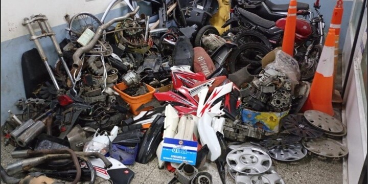 Imagen de Allanaron un desarmadero en Villa Gobernador Gálvez y encontraron partes de un auto robado meses atrás