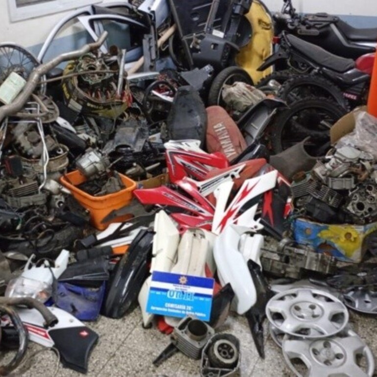Imagen de Allanaron un desarmadero en Villa Gobernador Gálvez y encontraron partes de un auto robado meses atrás