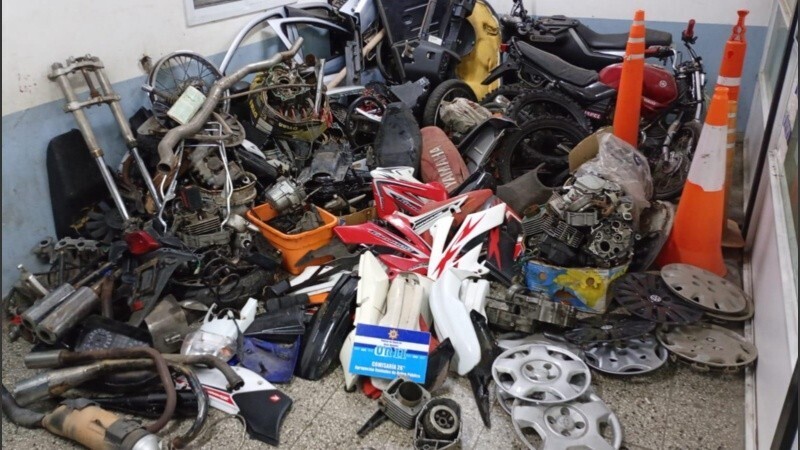 Imagen de Allanaron un desarmadero en Villa Gobernador Gálvez y encontraron partes de un auto robado meses atrás