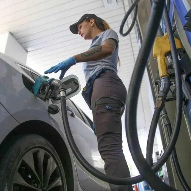 Imagen de El impuesto a los combustibles se ajustará por inflación y se vienen nuevos aumentos de las naftas