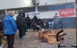 Trabajadores de Euro reclaman en la puerta del frigor&iacute;fico.
