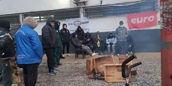 Trabajadores de Euro reclaman en la puerta del frigorífico.