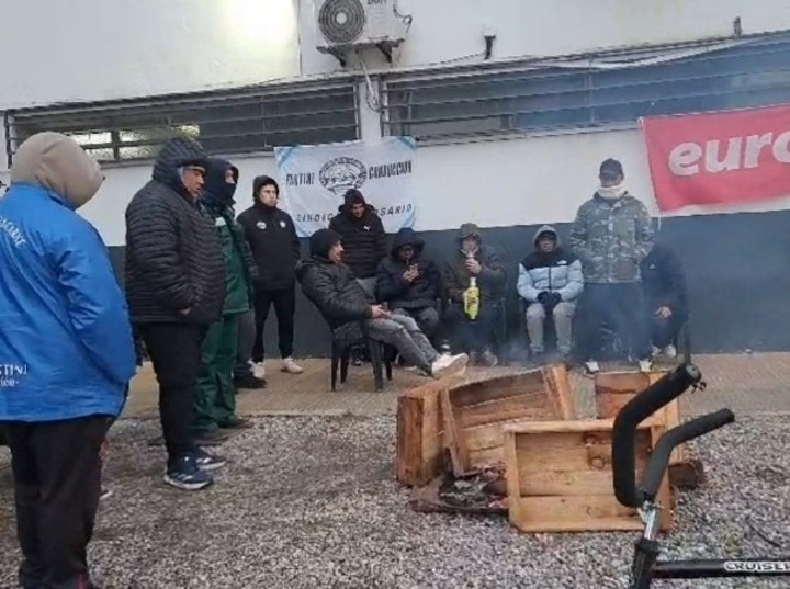 Trabajadores de Euro reclaman en la puerta del frigorífico.