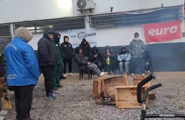 Trabajadores de Euro reclaman en la puerta del frigorífico.