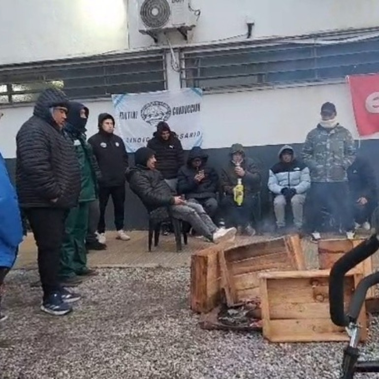 Trabajadores de Euro reclaman en la puerta del frigorífico.