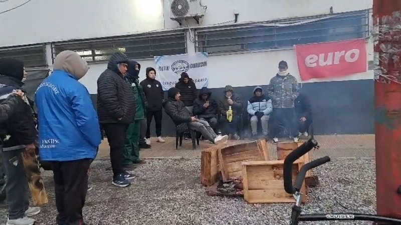 Trabajadores de Euro reclaman en la puerta del frigor&iacute;fico.