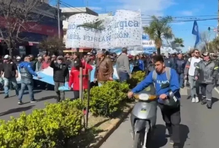 Imagen de San Nicolás: miles de trabajadores de Ternium marcharon contra despidos y bajos salarios