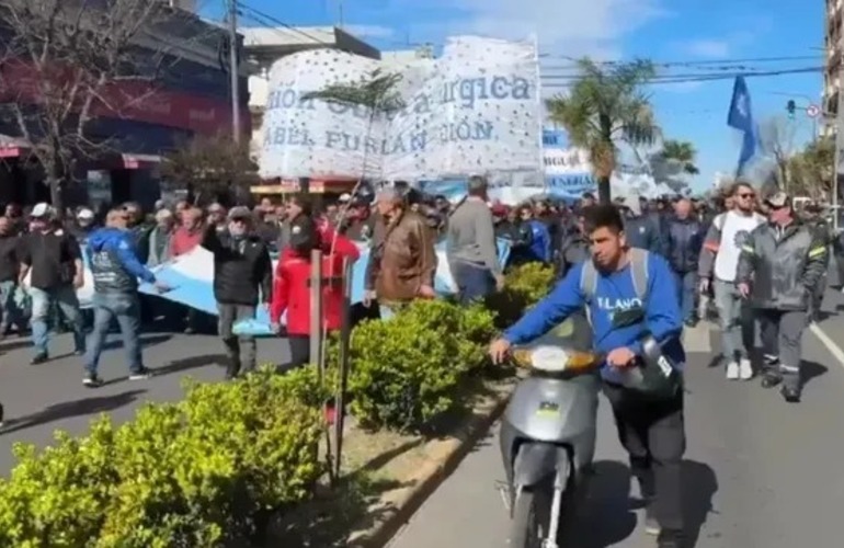 Imagen de San Nicolás: miles de trabajadores de Ternium marcharon contra despidos y bajos salarios