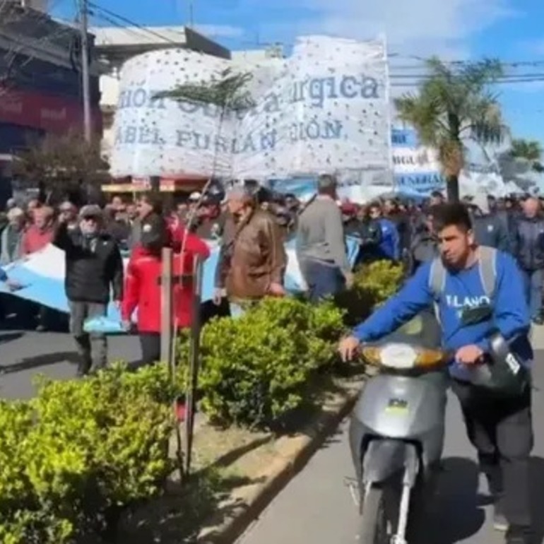 Imagen de San Nicolás: miles de trabajadores de Ternium marcharon contra despidos y bajos salarios