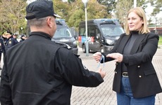 Imagen de Provincia entregó a la Policía 5 minibuses con toda la tecnología para trabajar en investigación criminal