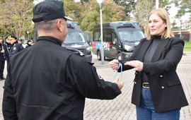 Imagen de Provincia entregó a la Policía 5 minibuses con toda la tecnología para trabajar en investigación criminal