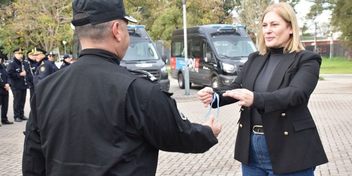 Imagen de Provincia entregó a la Policía 5 minibuses con toda la tecnología para trabajar en investigación criminal