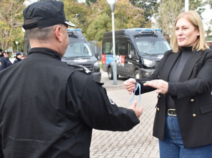 Imagen de Provincia entregó a la Policía 5 minibuses con toda la tecnología para trabajar en investigación criminal