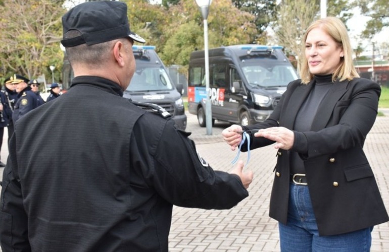 Imagen de Provincia entregó a la Policía 5 minibuses con toda la tecnología para trabajar en investigación criminal