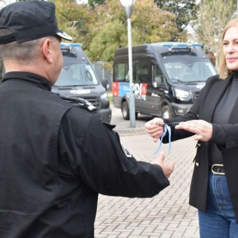 Imagen de Provincia entregó a la Policía 5 minibuses con toda la tecnología para trabajar en investigación criminal