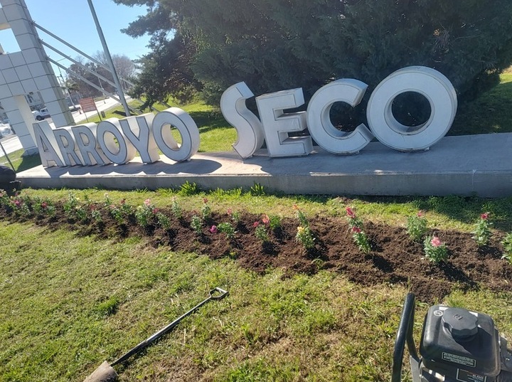 Imagen de Colocación de flores en el cartel de ingreso a la ciudad