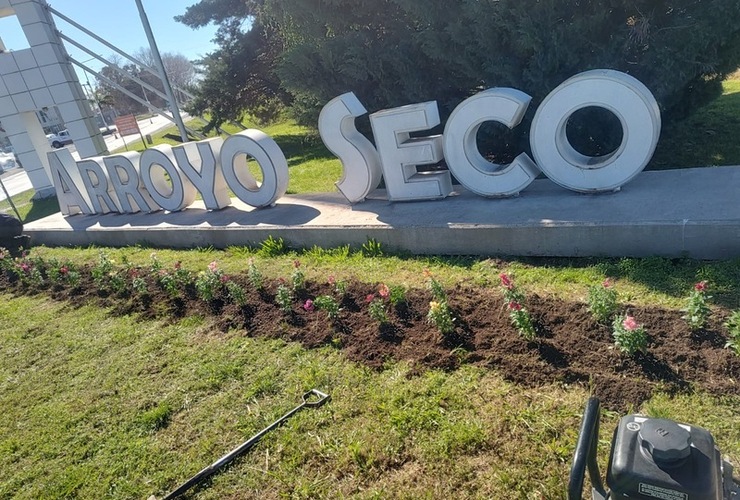 Imagen de Colocaci&oacute;n de flores en el cartel de ingreso a la ciudad