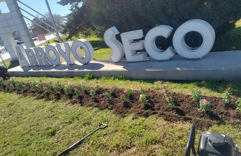 Imagen de Colocaci&oacute;n de flores en el cartel de ingreso a la ciudad