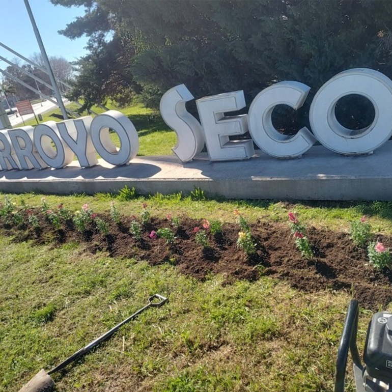 Imagen de Colocación de flores en el cartel de ingreso a la ciudad