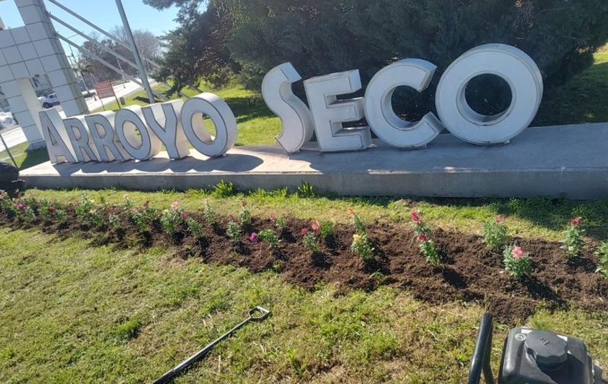 Imagen de Colocaci&oacute;n de flores en el cartel de ingreso a la ciudad