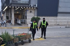 Imagen de Policías caminantes en zona comercial: No es por falta de móviles