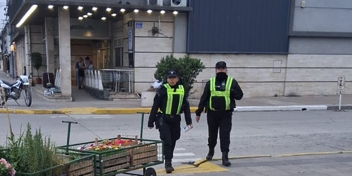 Imagen de Policías caminantes en zona comercial: No es por falta de móviles