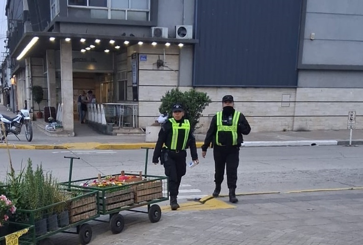 Imagen de Policías caminantes en zona comercial: No es por falta de móviles