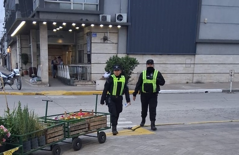 Imagen de Policías caminantes en zona comercial: No es por falta de móviles