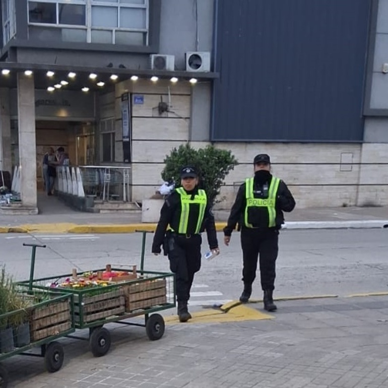 Imagen de Policías caminantes en zona comercial: No es por falta de móviles