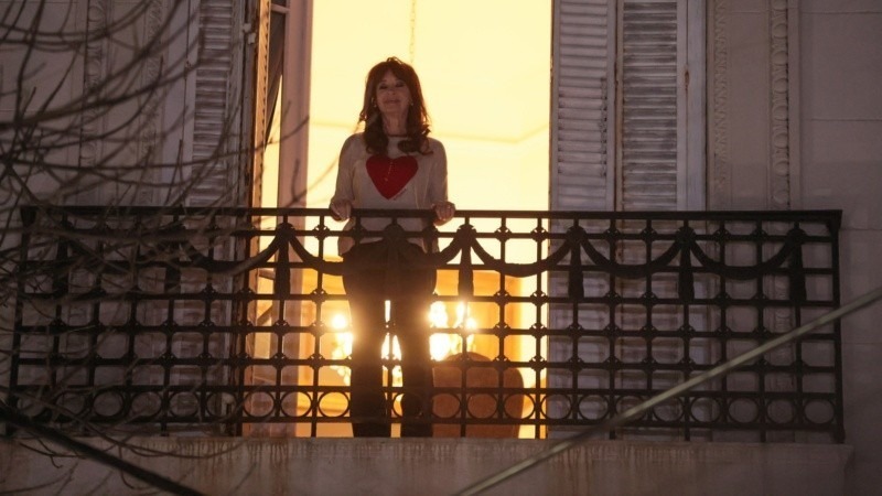 Imagen de Cristina salió al balcón a celebrar el resultado de las elecciones bonaerenses: "¿Viste Milei?"