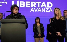 Imagen de Tras la paliza electoral, el dólar presiona al techo y se enciende la alerta en los mercados