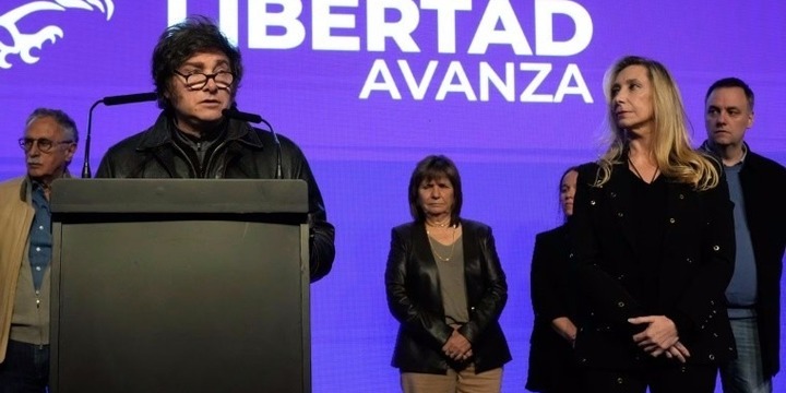 Imagen de Tras la paliza electoral, el dólar presiona al techo y se enciende la alerta en los mercados