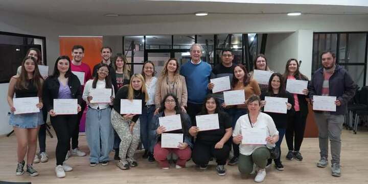 Imagen de Impulsa: Entrega de diplomas para los participantes de la capacitación "Introducción al Marketing y Redes Sociales"
