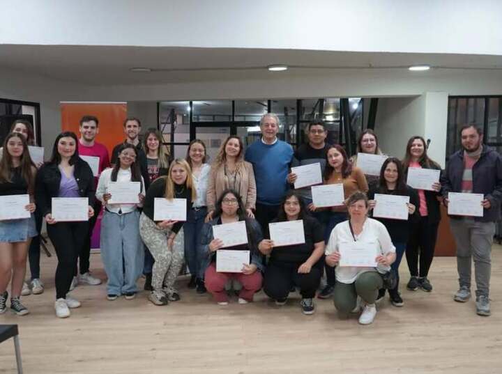Imagen de Impulsa: Entrega de diplomas para los participantes de la capacitación "Introducción al Marketing y Redes Sociales"