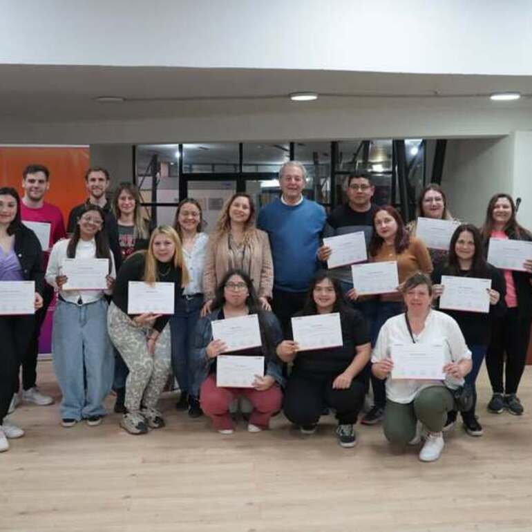 Imagen de Impulsa: Entrega de diplomas para los participantes de la capacitación "Introducción al Marketing y Redes Sociales"