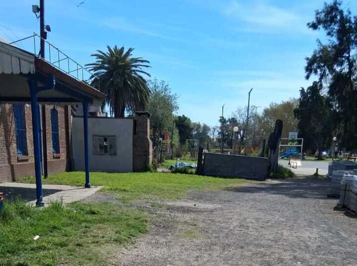 Imagen de ¿Se detiene el derrumbe de una construcción irregular en la estación de trenes?