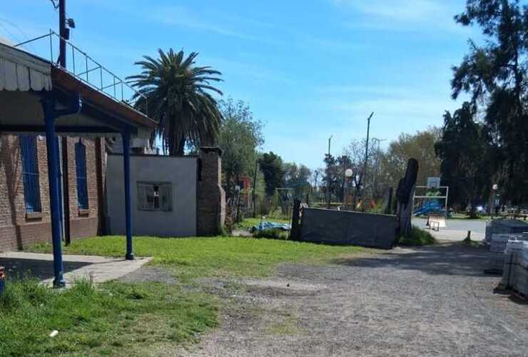 Imagen de ¿Se detiene el derrumbe de una construcción irregular en la estación de trenes?