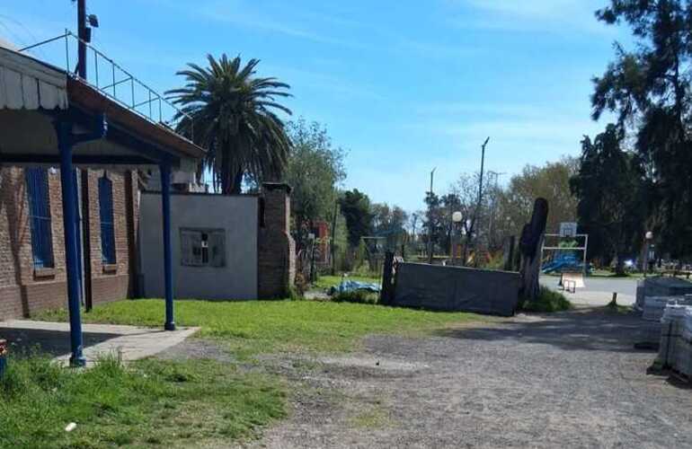 Imagen de ¿Se detiene el derrumbe de una construcción irregular en la estación de trenes?