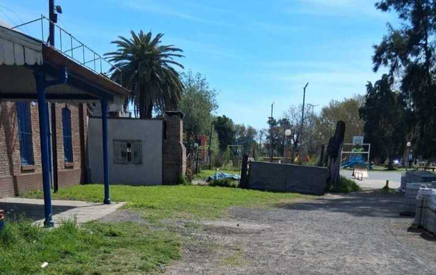 Imagen de ¿Se detiene el derrumbe de una construcción irregular en la estación de trenes?