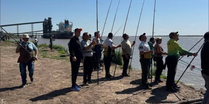 Imagen de Interclubes de Pesca en el puerto local, organizado por los Pescadores Unidos del Rowing Club