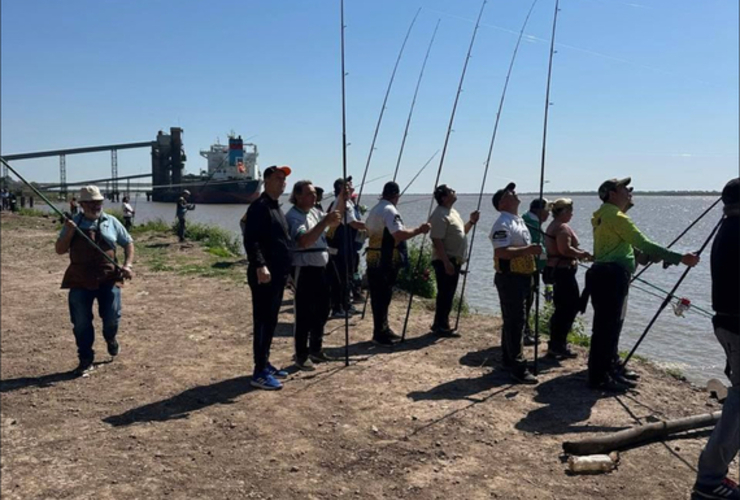 Imagen de Interclubes de Pesca en el puerto local, organizado por los Pescadores Unidos del Rowing Club