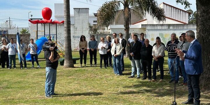 Imagen de Acto Oficial por el Día del Profesor en la plaza "Prof. Adriana Gianni de Triacchini"