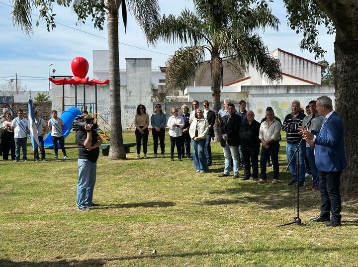Imagen de Acto Oficial por el Día del Profesor en la plaza "Prof. Adriana Gianni de Triacchini"