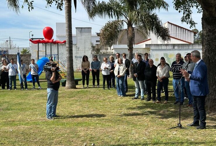 Imagen de Acto Oficial por el Día del Profesor en la plaza "Prof. Adriana Gianni de Triacchini"