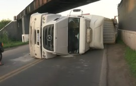 Veh&iacute;culos m&aacute;s altos que 4,33 metros no pasan por debajo del puente. (El Tres)